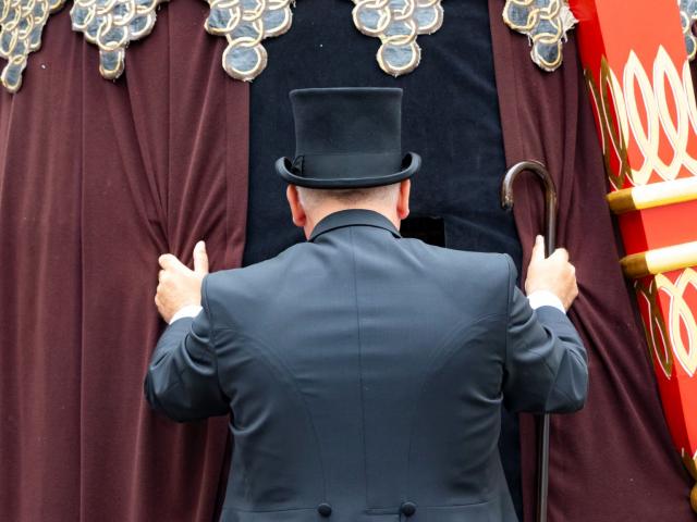 Famille Gayant Chef De Protocole Géants Douai Douaisis Nord France (c) Ad Langlet